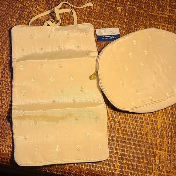 2 piece Oscar de la Renta cosmetic bags - Picture 6 of 9